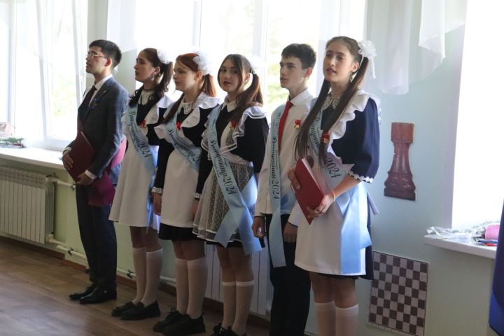 Староалпаровской средняя школа попрощалась с выпускниками в 100-й раз