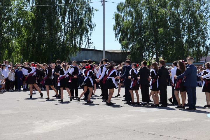 Базарлы Матак мәктәбендә Соңгы кыңгырау бәйрәменә багышланган тантаналы линейка үтте