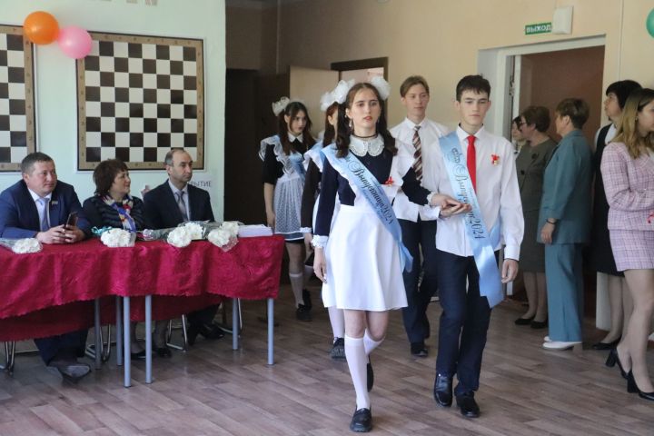 Староалпаровской средняя школа попрощалась с выпускниками в 100-й раз