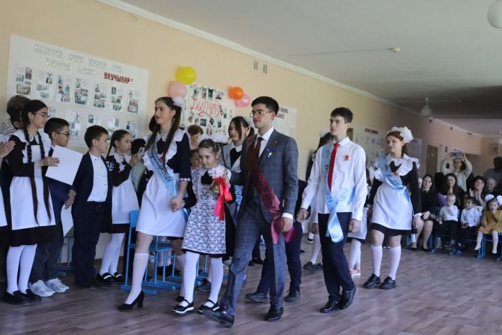 Староалпаровской средняя школа попрощалась с выпускниками в 100-й раз