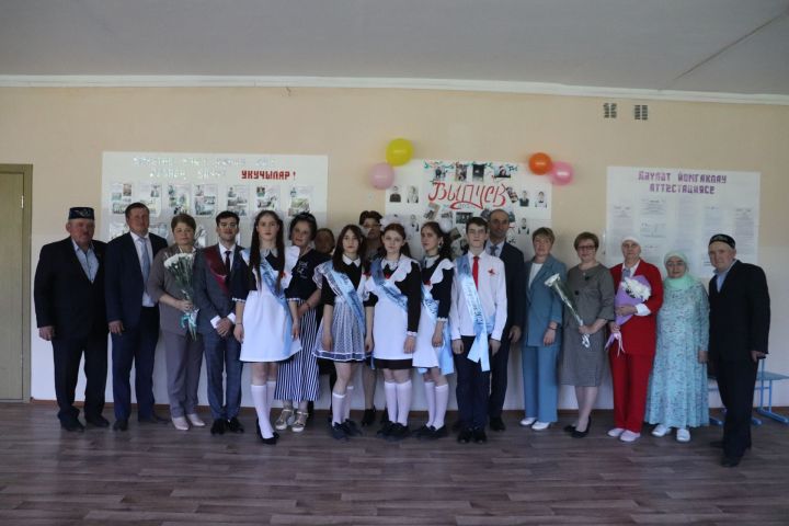 Староалпаровской средняя школа попрощалась с выпускниками в 100-й раз