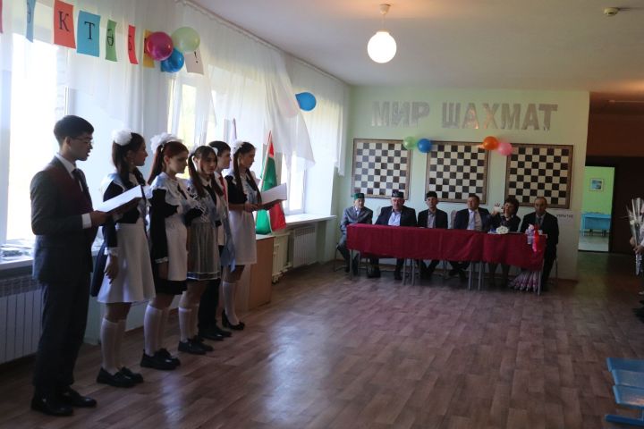 Староалпаровской средняя школа попрощалась с выпускниками в 100-й раз