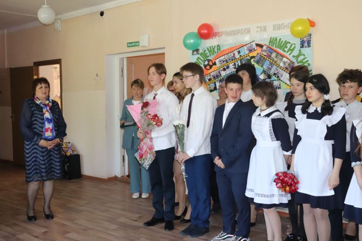 Староалпаровской средняя школа попрощалась с выпускниками в 100-й раз