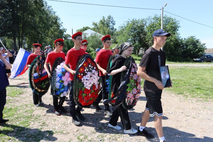 В селе Старые Матаки простились с Максимом Лычниковым, погибшим в СВО