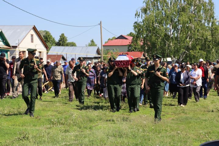 В селе Старые Матаки простились с Максимом Лычниковым, погибшим в СВО