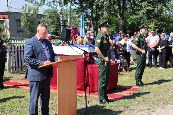 Иске Матак авылында туып үскән ефрейтор Максим Лычниковны соңгы юлга озаттылар