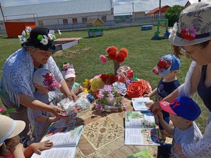 В Чувашско-Бродской  сельской  библиотеке  прошел экологический праздник «Бал цветов»