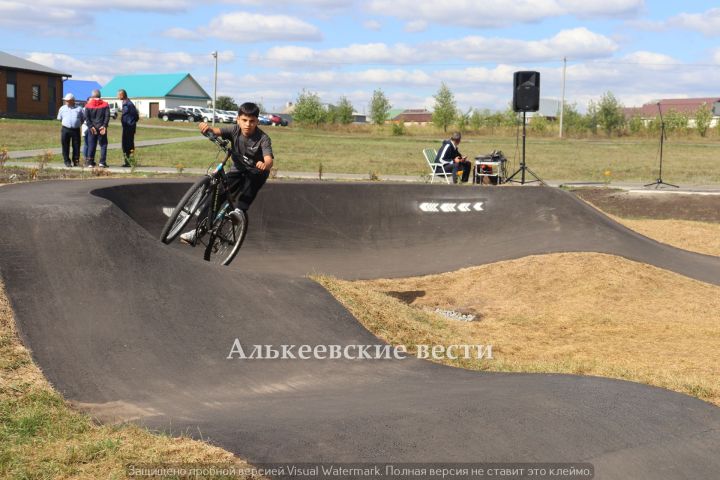 В Базарных Матаках Алькеевского района открылся памп-трек – специальная велосипедная дорожка