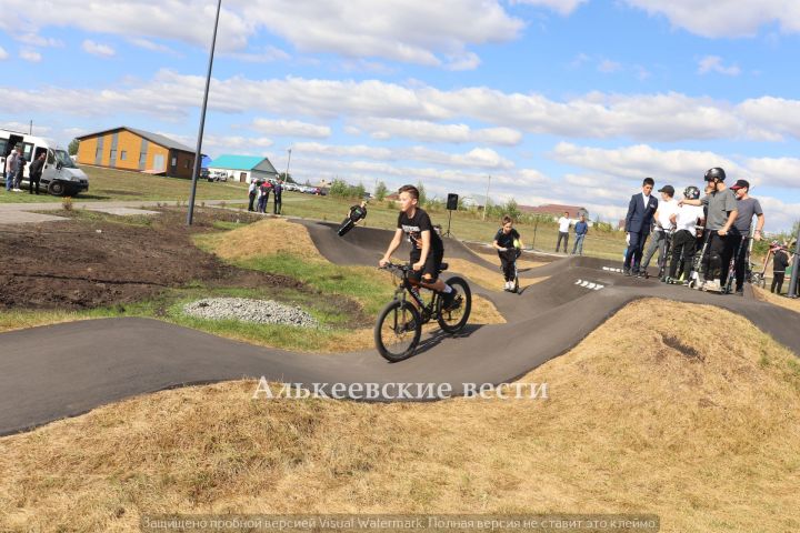 В Базарных Матаках Алькеевского района открылся памп-трек – специальная велосипедная дорожка