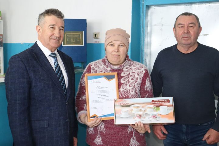 Әлки районы почта хемәткәренә “Әлки хәбәрләре” газетасы редакциясенең Рәхмәт хаты тапшырылды