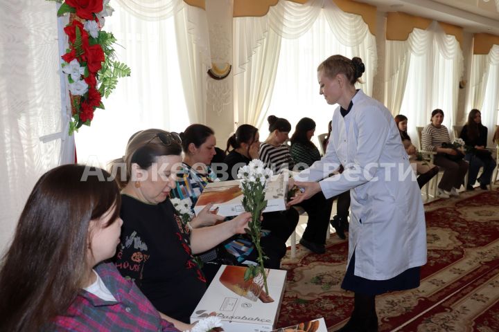Әлки районында йөкле хатын-кызлар көнен билгеләп үттеләр