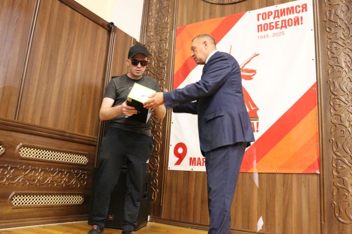 Алькеевским бойцам передали ночной оптический прицел