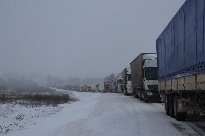 Из-за непогоды на границе села Аппаково образовалась пробка из грузовых транспортных средств