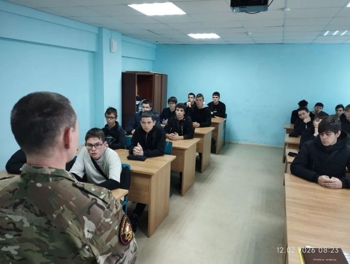Студенты Алькеевского филиала встретились с бойцом СВО