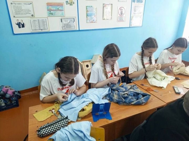 Әлки волонтер-укучылары МХО көрәшчеләренә ярдәм итәләр