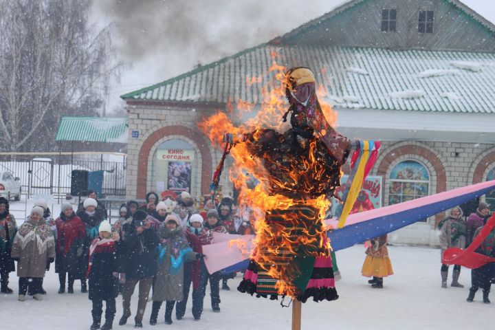 В Алькеевском районе проводили зиму играми, хороводами, песнями, плясками и блинами