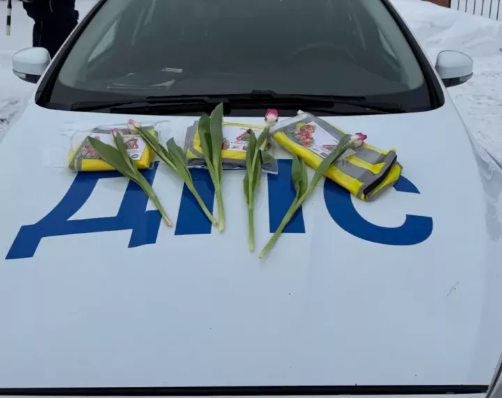 Госавтоинспекция Алькеевского района провела акцию «Цветы для автоледи»