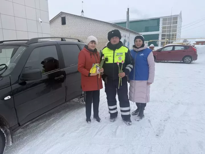 Госавтоинспекция Алькеевского района провела акцию «Цветы для автоледи»