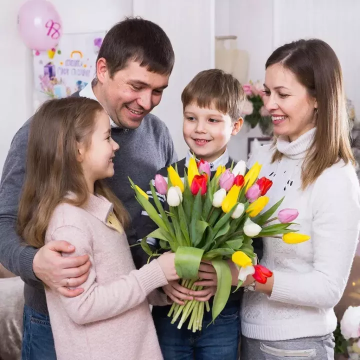 Что подарить на 8 марта: идеи подарков женщинам на любой вкус и бюджет