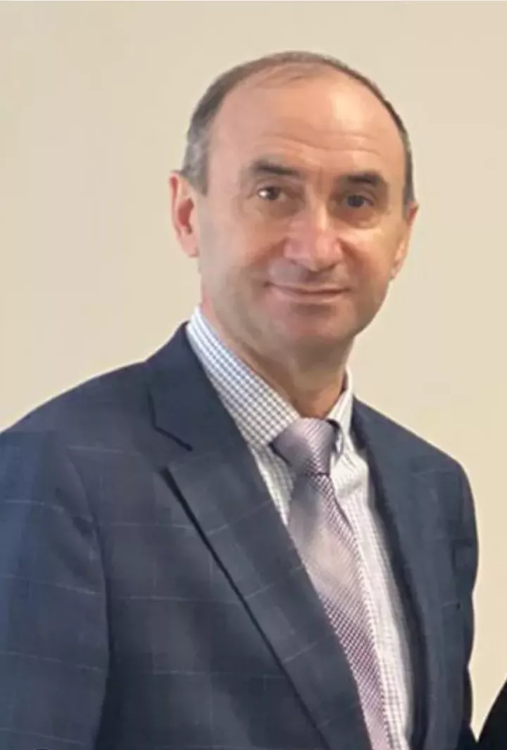 Директор Алпаровской школы Раиль Гатауллин поздравляет алькеевских женщин с 8 марта