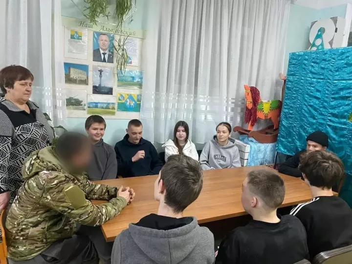 В Старо-Тахталинском сельском клубе состоялась встреча молодёжи с участником специальной военной операции