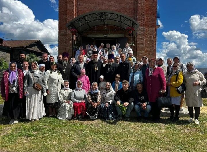 Епископ Чистопольский и Нижнекамский Пахомий совершил Литургию в Свято-Троицком храме села Базарные Матаки
