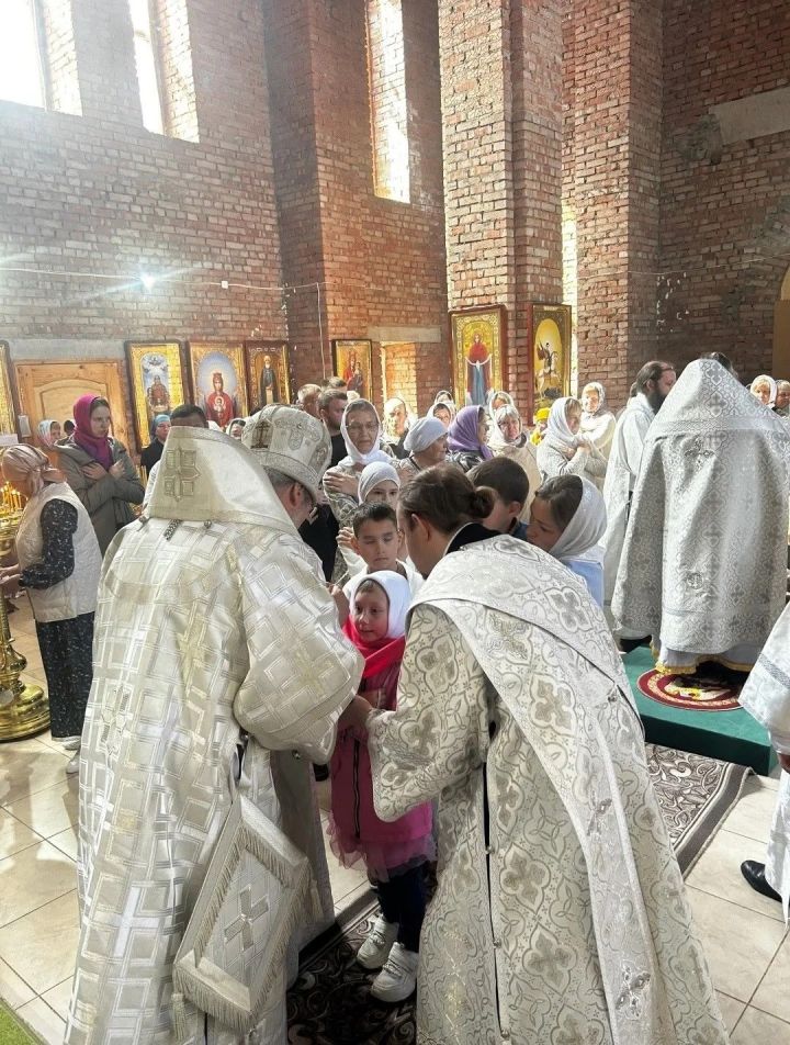 Епископ Чистопольский и Нижнекамский Пахомий совершил Литургию в Свято-Троицком храме села Базарные Матаки