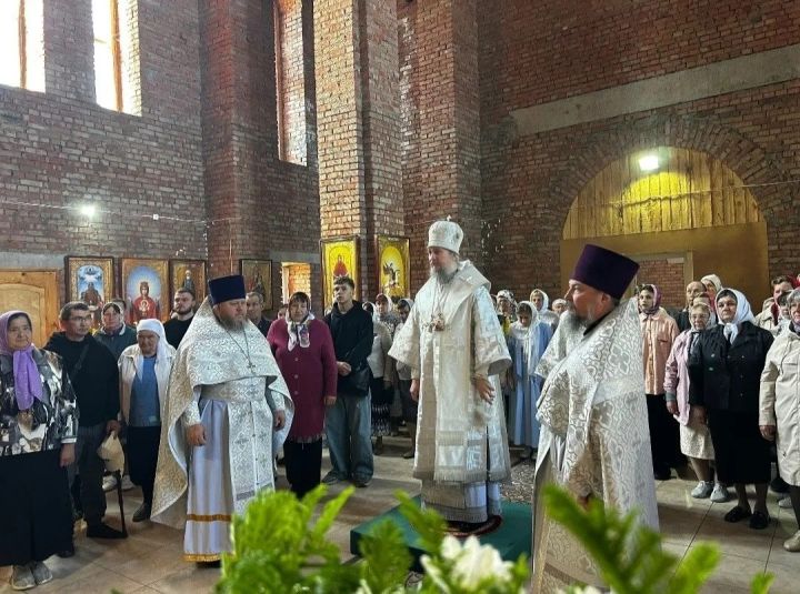 Епископ Чистопольский и Нижнекамский Пахомий совершил Литургию в Свято-Троицком храме села Базарные Матаки