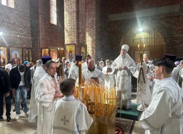 Епископ Чистопольский и Нижнекамский Пахомий совершил Литургию в Свято-Троицком храме села Базарные Матаки