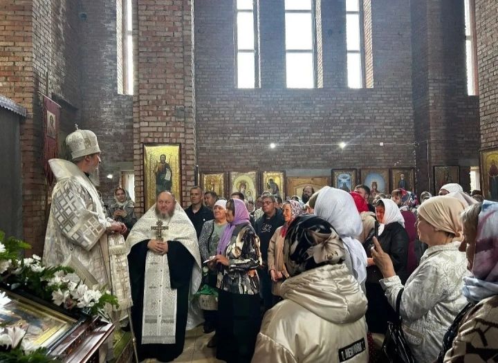 Епископ Чистопольский и Нижнекамский Пахомий совершил Литургию в Свято-Троицком храме села Базарные Матаки
