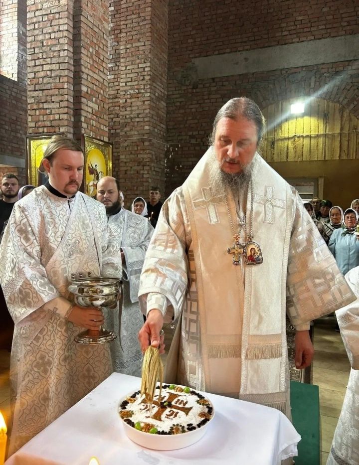 Епископ Чистопольский и Нижнекамский Пахомий совершил Литургию в Свято-Троицком храме села Базарные Матаки