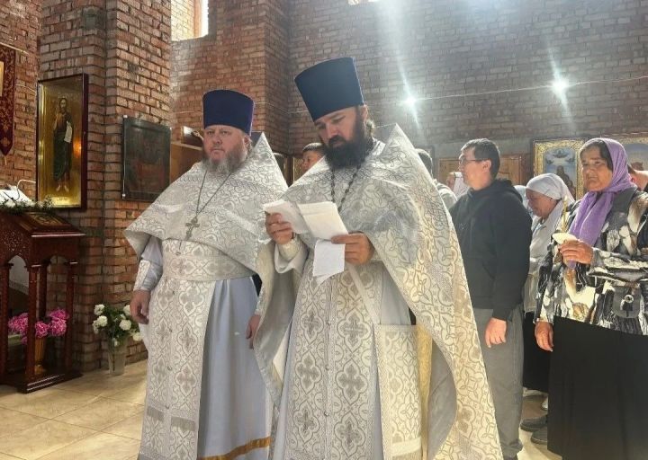 Епископ Чистопольский и Нижнекамский Пахомий совершил Литургию в Свято-Троицком храме села Базарные Матаки