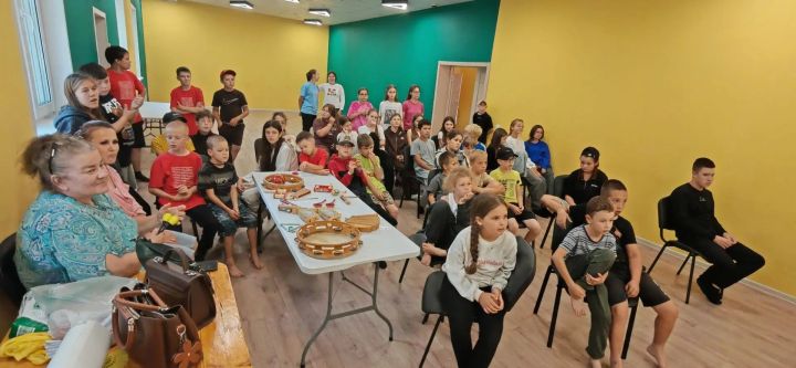 Әлки районы мәдәният йорты хезмәткәрләре «Яшь имәннәр» балалар лагеренда  уен оештырганнар