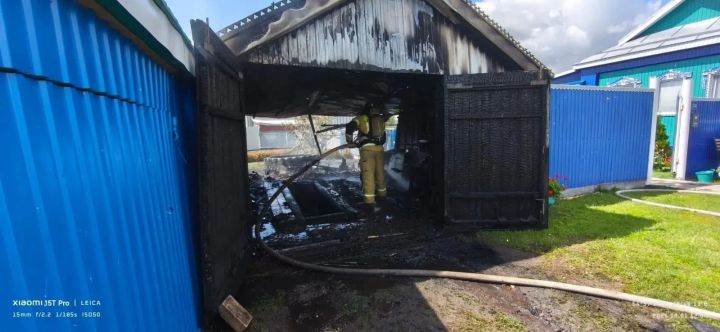 В Новых Салманах, Алькеевского района, пожар уничтожил гараж и машину