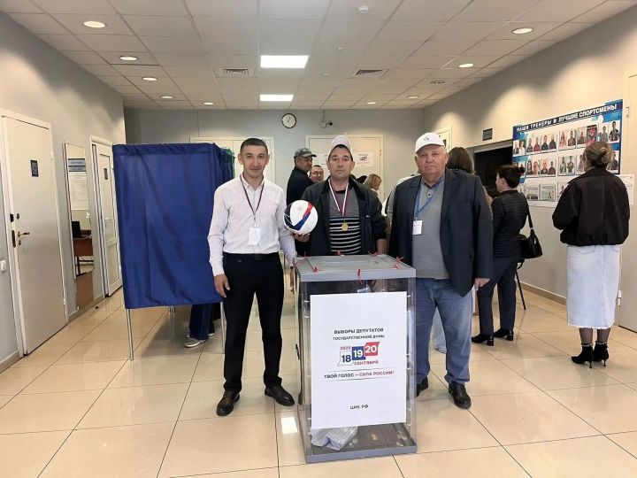 Первый избиратель в «Алине» получил золотую медаль
