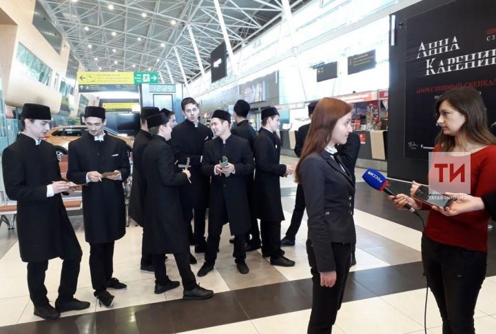 Студенты в образе Габдуллы Тукая в аэропорту Казани угостили пассажиров чак-чаком и прочитали стихи