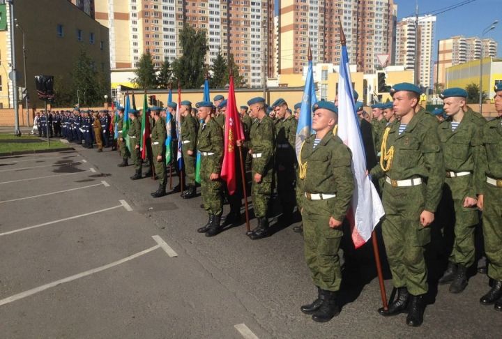 Нижнекамские студенты пронесут флаг Татарстана по Красной площади на параде ко Дню ВДВ