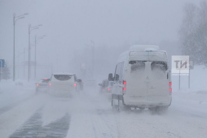 На расчистку трасс от последствий бурана в Татарстане вывели около 300 единиц снегоуборочной техники
